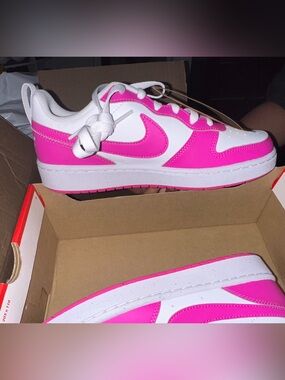 Nike Kids Low-Top Sneaker in White and Hot Pink
